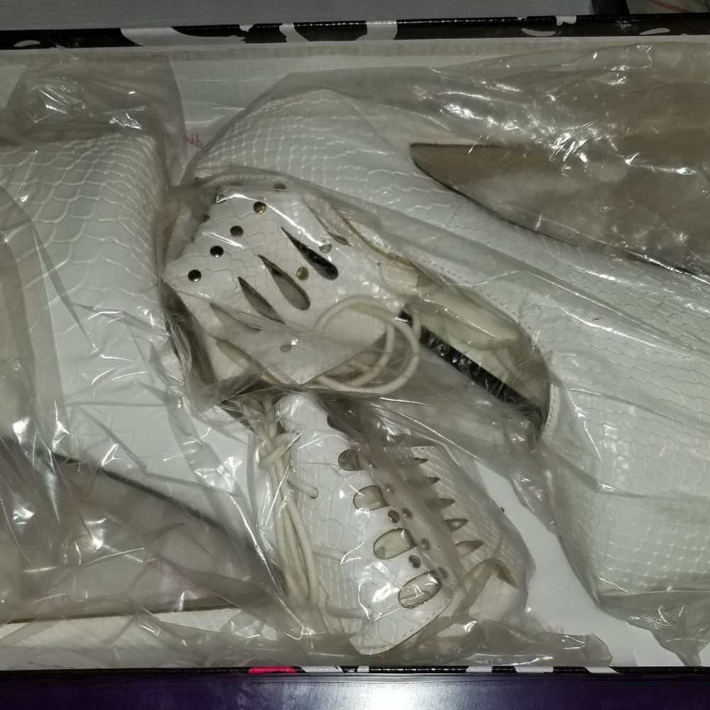 NWT Eye Candie stilettos
